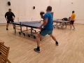 Dwaj mężczyźnia grają w tenisa stołowego.