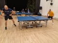 Dwaj mężczyźnia grają w tenisa stołowego.
