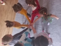 Dzieci bawiące się na dywanie.