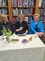 Trzy kobiety siedzą przy stole.