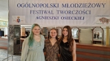 Trzy wokalistki Studia Piosenki. W tle widac baner z tytułem festiwalu