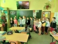 Grupa dzieci w sali lekcyjnej.