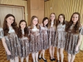 Siedem dziewcząt w złotych sukienkach