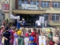  dzieci przed Urzędem Miasta Hajnówka, słuchające Pana Burmistrza