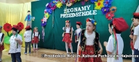 przedszkolaki w strojach krakowskich podczas występu