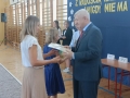 wręczenie stypendium i statuetki przez Burmistrza i dyrektor Hajnowskiego Domu Kultury