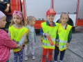 dzieci przed wozem strażackim