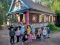 dzieci przed chatka Baby Jagi
