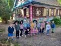 Dzieci  przed chatką