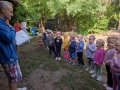 Dzieci  przed chatką