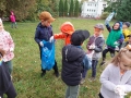 Dzieci wrzucają do worka śmieci