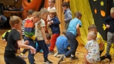 Dzieci biorące udział w jesiennych zabawach