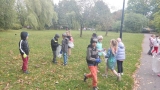 Dzieci zbierają w parku śmieci