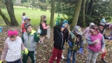 Dzieci zbierają w parku śmieci