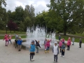 Dzieci przy fontannie