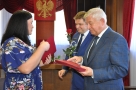 wręczenie nagrody oraz róży przez burmistrzów jednej z wyróżnionych nauczycielek