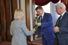 wręczenie nagrody oraz róży przez burmistrzów jednej z wyróżnionych nauczycielek