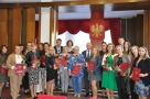 zdjęcie grupowe nagrodzonych nauczycieli wraz z burmistrzami