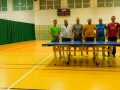 mężczyżni stoją przy stole tenisowych