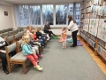 dzieci w sali bibliotecznej