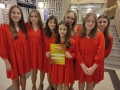 dziewczęta w czerwonych sukienkach z dyplomem