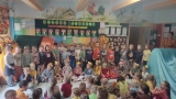Duża grupa dzieci w ubraniach w jesiennych kolorach