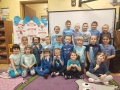 grupa dzieci w niebieskich koszulkach