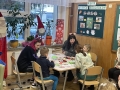 dzieci i wolontariusze w trakcie świątecznych warsztatów.
