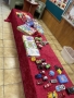 zespół organizatorów Świątecznej wymiany zabawek wraz z wolontariuszami oraz aranżacje holu w przedszkolu.