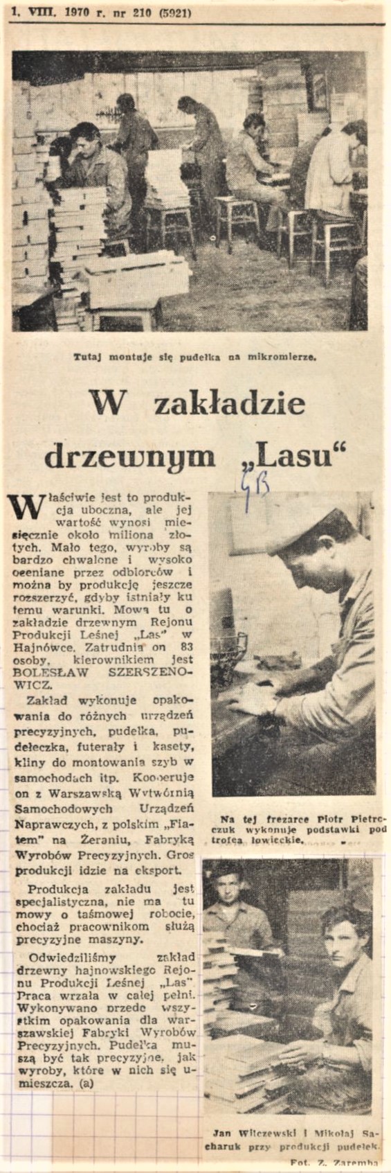  skan czarno-białego zdjęcia prasowego, na którym widoczna jest pracownia stolarska; widocznych jest sześciu pracowników przy stołach oraz stosy pudłem i innych elementów drewnianych