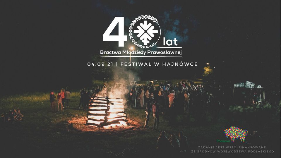 zdjęcie w nocnej scenerii; w centrum palące się ognisko, wokół niego grupa młodzieży