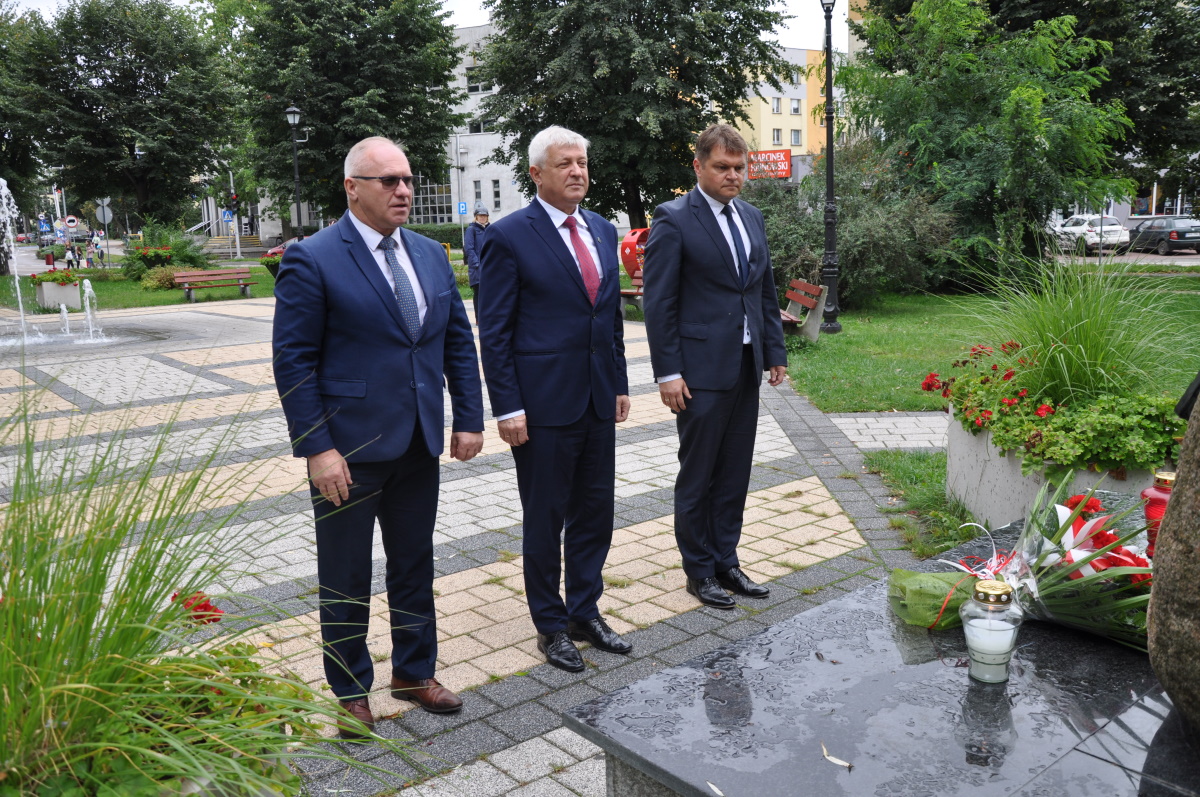 Delegacja samorządowców oddaje hołd poległym podczas II Wojny Światowej