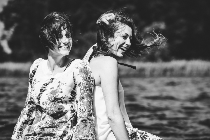 czarno - biała fotografia dwóch kobiet