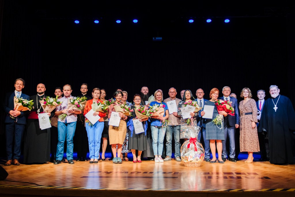 zdjęcie grupowe laureatów festiwalu