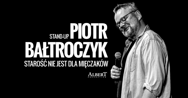 Na czarnym tle czarno-białe zdjęcie mężczyzny trzymającego mikroforn