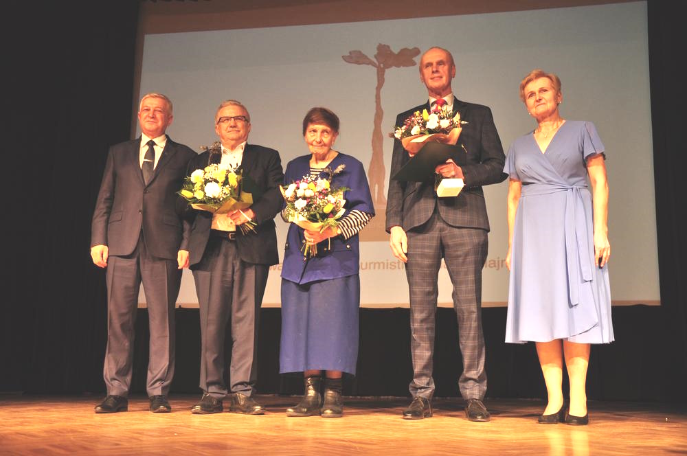 na scenie stoją dwie kobiety i trzech meżczyzn. Laureaci trzymaja w dłoniach kwiaty i statuetki Querkus