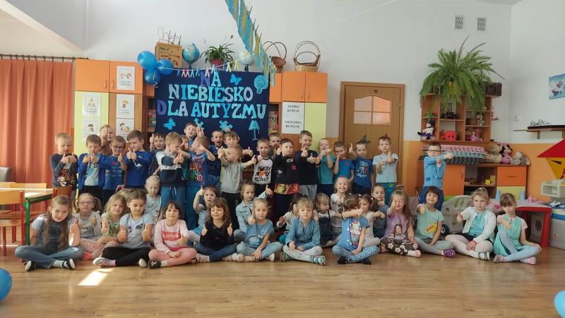Na niebiesko dla autyzmu. Zabawy w grupie Jaskółek i Skowronków.