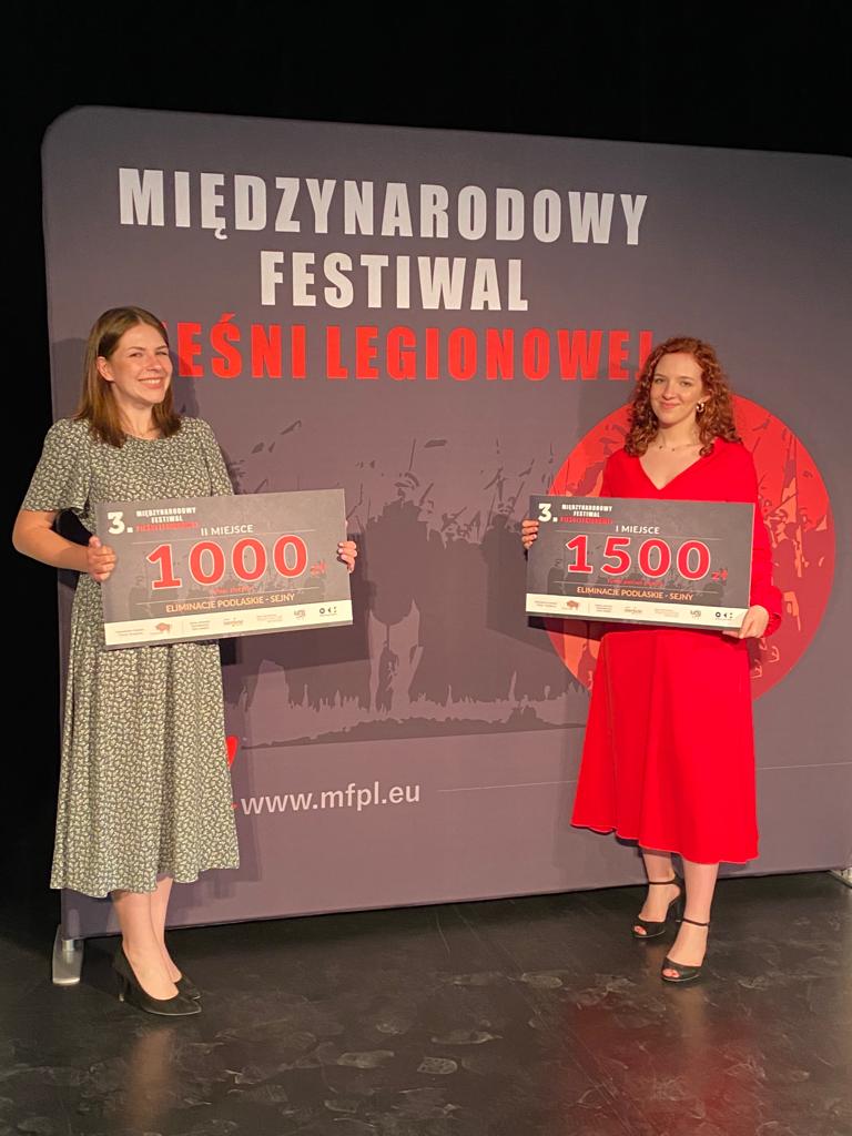 Dziewczęta z czekami pozują do zdjęcia