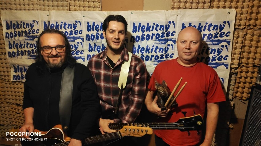 trzech muzyków z instrumentami