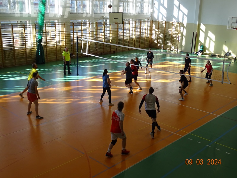 zawodnicy grają w siatk&oacute;wkę