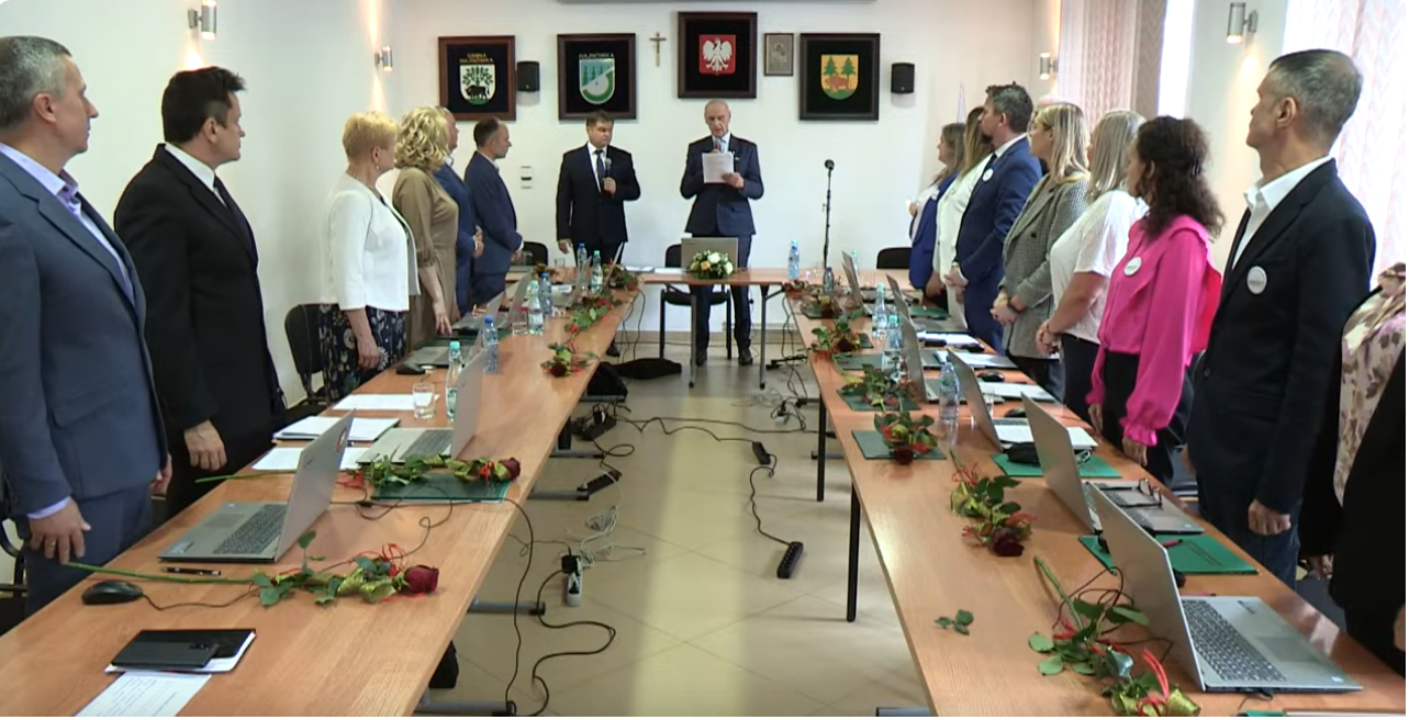 grupa radnych podczas ślubowania burmistrza