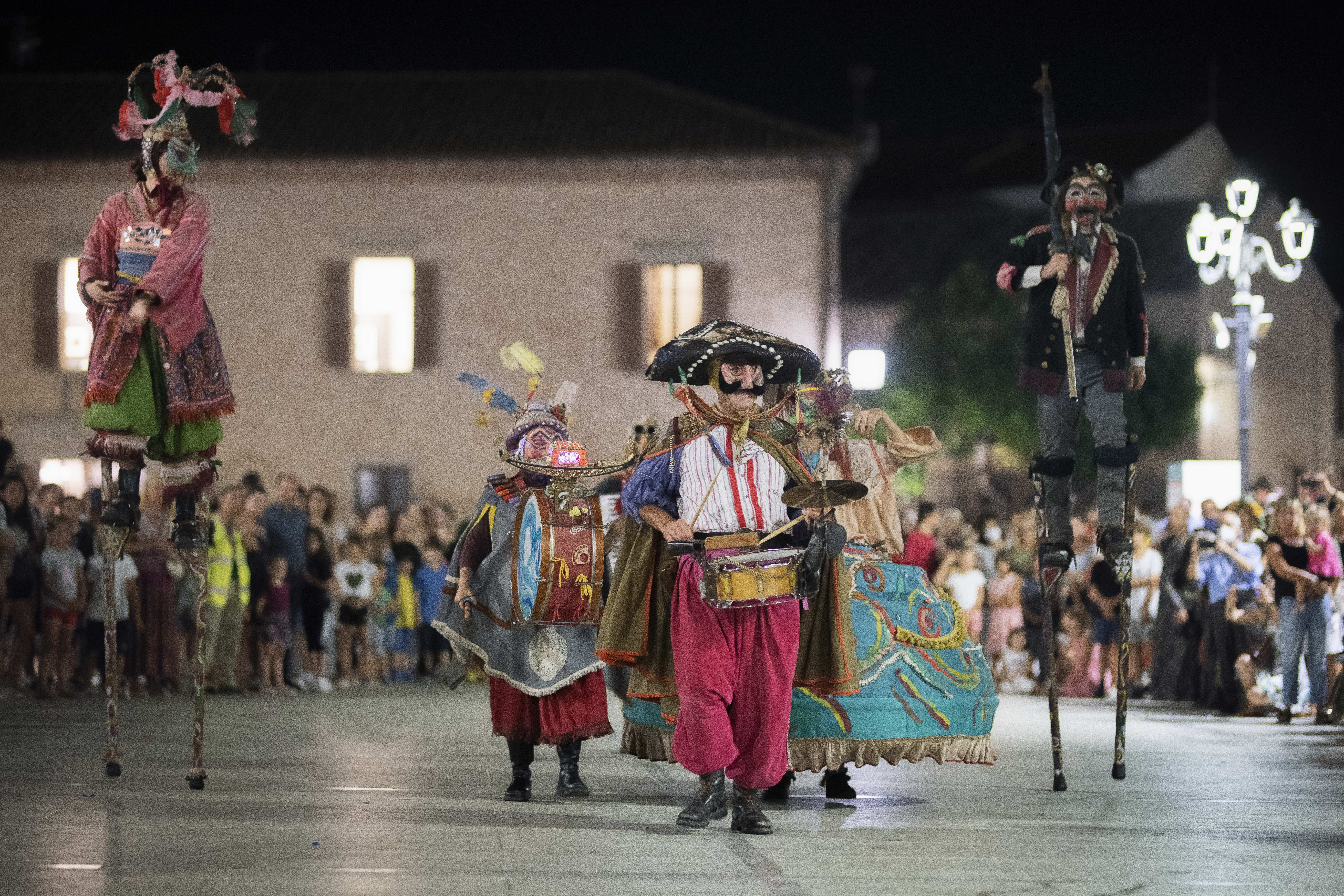 parada grupy teatralnej przez włoskie miasto
