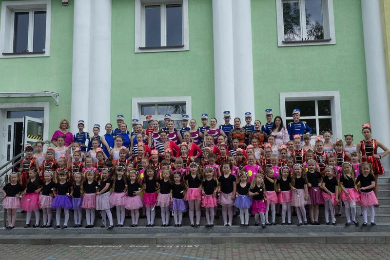 duża grupa mażoretek przed budynkiem domu kultury