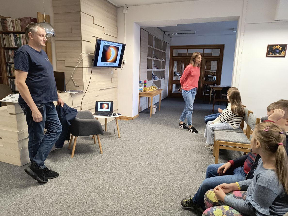 Zdjęcie przedstawia spotkanie z okazji obchod&oacute;w Nocy Bibliotek