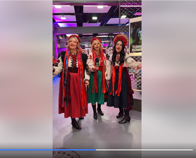 dziewczęta w strojach ludowych