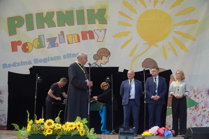 Przy mikrofonie proboszcz parafi. Na scenie stoą również: starosta hajnowski, burmistrz i zastępca burmistrza