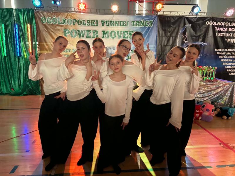 dziewczyny z Zespoł&oacute;w Tańca Wsp&oacute;łczesnego HDK