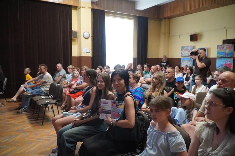 Na zdjęciach widać uczestnik&oacute;w wernisażu.