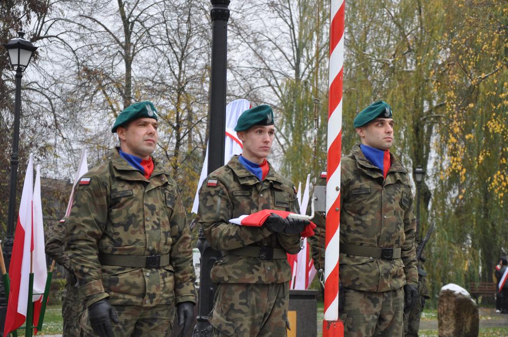 żołnierze przed wciagnięciem flagi państwowej