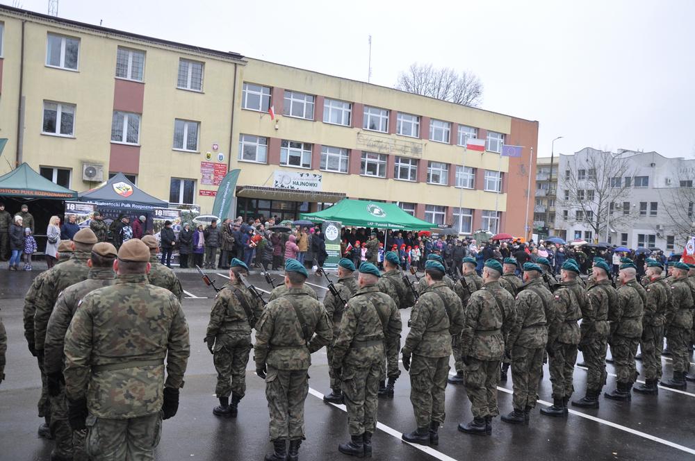 obchody przed pomnikiem